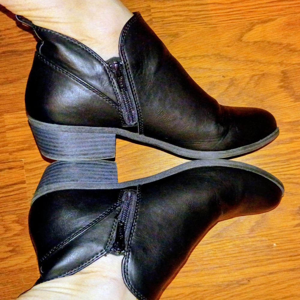 SO Aithentic  American Heritage Black Ankle Booties$